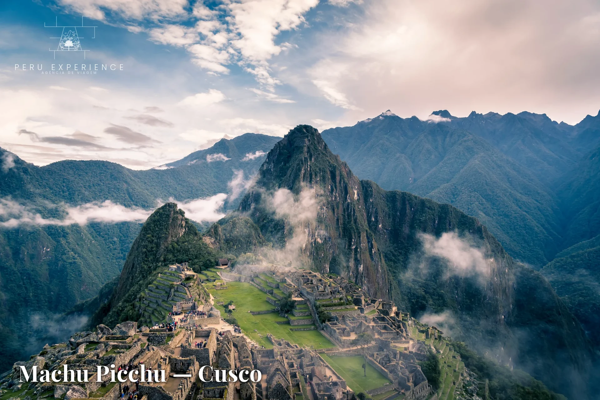 Machu Picchu envolto em nuvens místicas no amanhecer — atmosfera espiritual exclusiva da primeira luz