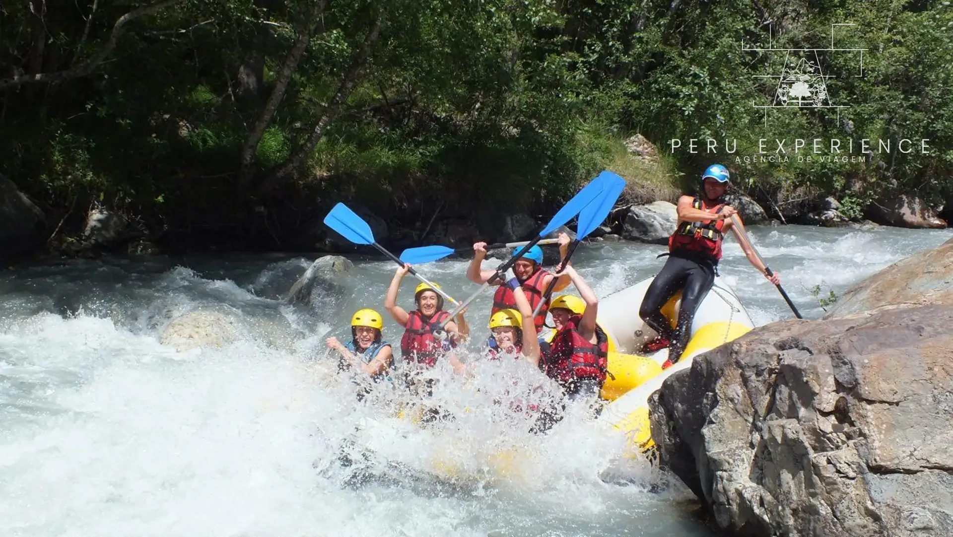 Equipe de rafting descendo corredeira no Rio Urubamba