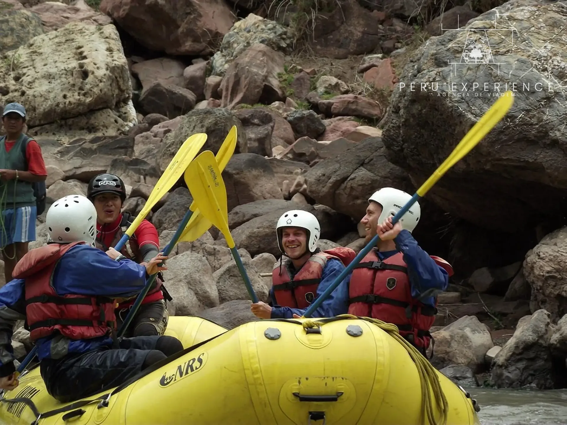 Equipe de rafting com remos no cânion do Rio Urubamba, Cusco