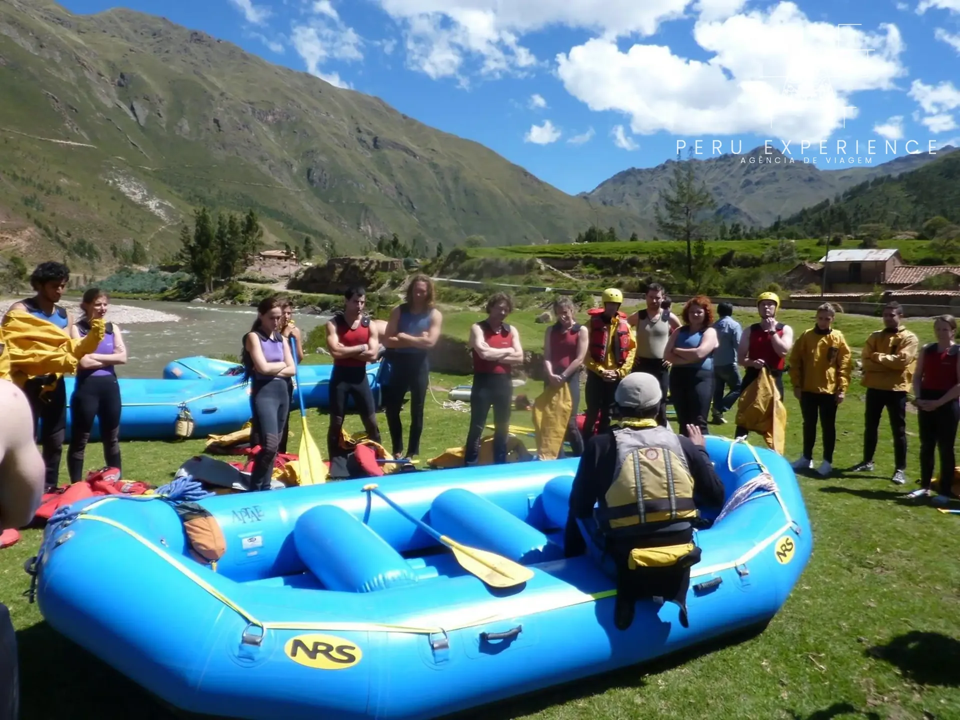 Instruções de segurança de rafting às margens do Rio Urubamba, Vale Sagrado