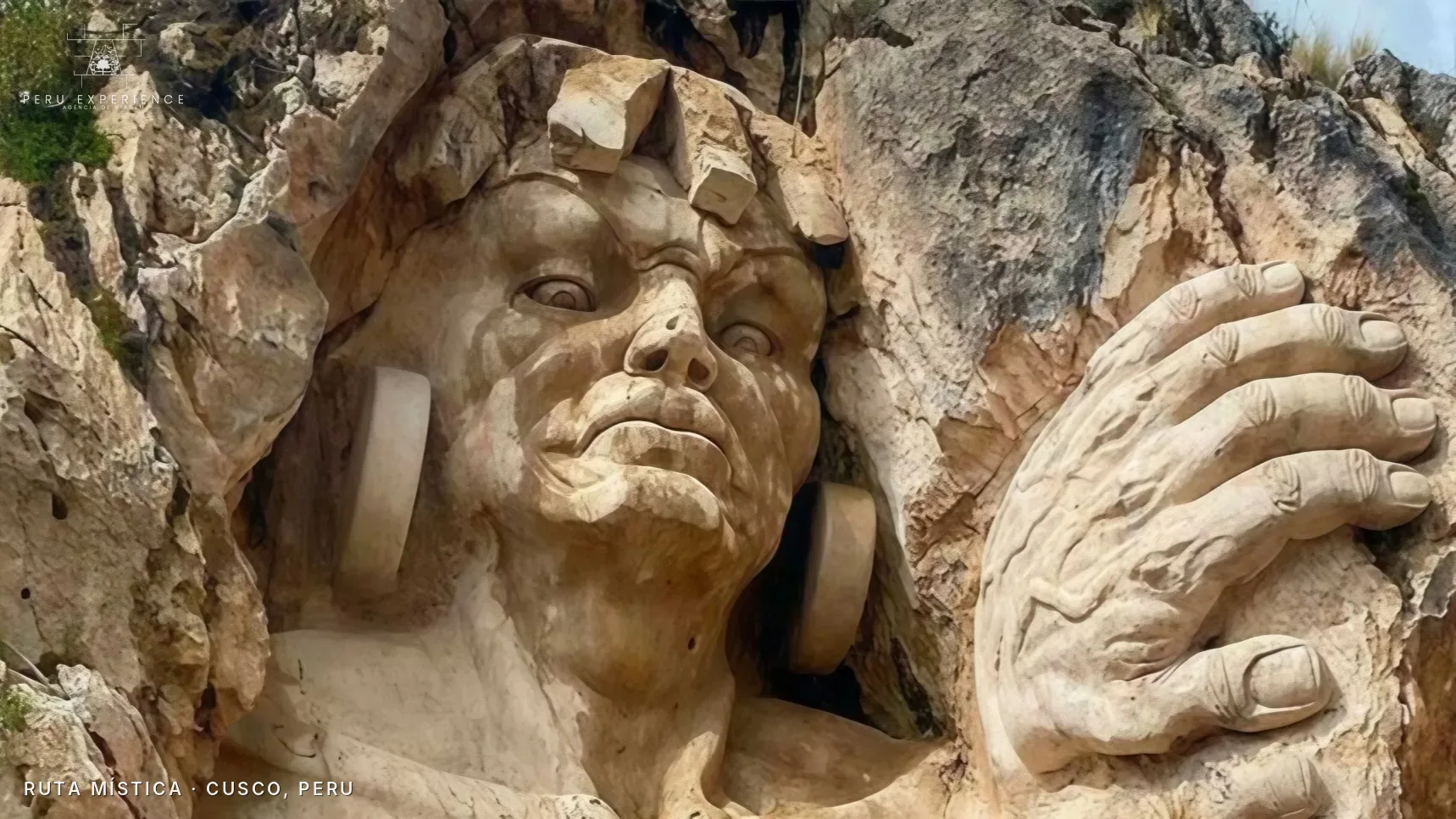 Escultura gigante de rosto e mão talhada na rocha, um dos cenários da Ruta Mística em Cusco