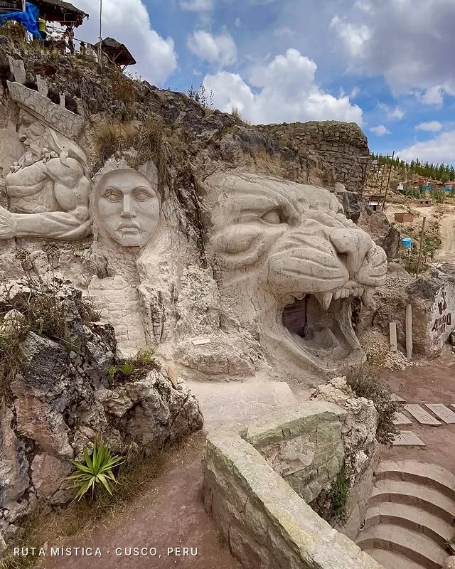 Escultura de puma e rostos andinos esculpidos na rocha na Ruta Mística, Cusco
