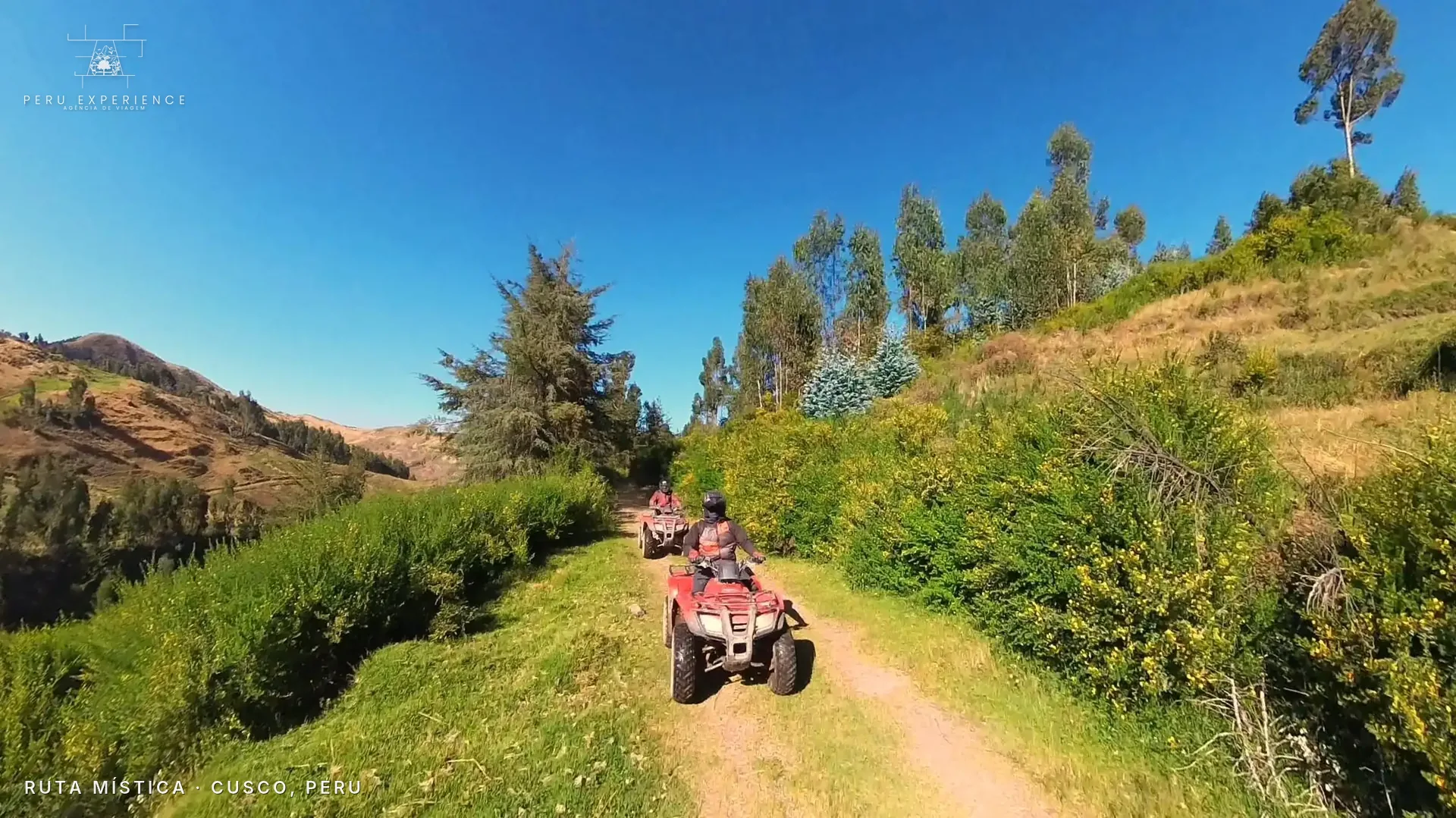 Quadriciclo em estrada de terra com vista para as montanhas de Cusco, atividade opcional da Ruta Mística