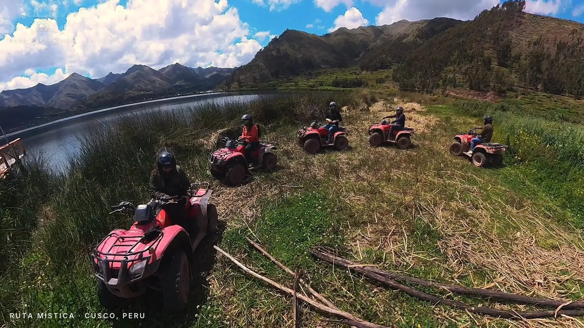 Grupo de quadriciclos às margens de uma lagoa nos arredores de Cusco, atividade opcional paga à parte na Ruta Mística