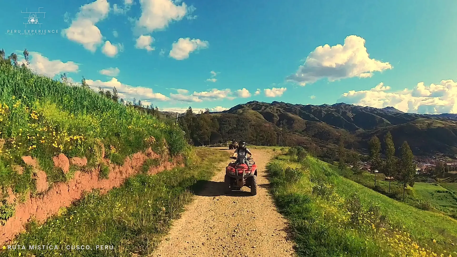 Quadriciclos em trilha de terra entre árvores nos arredores de Cusco, atividade opcional da Ruta Mística