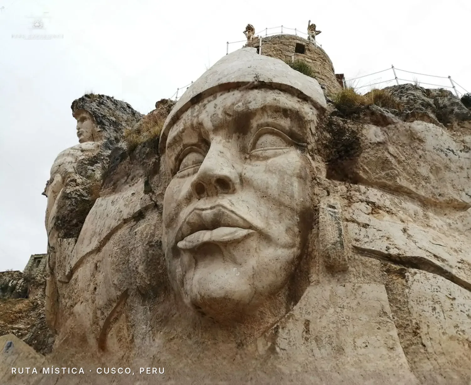 Rosto monumental esculpido na rocha viva na Ruta Mística, arredores de Cusco