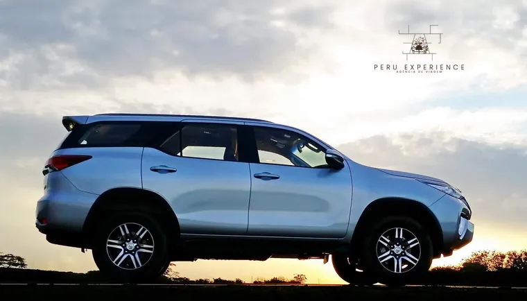 SUV prata, exemplo da categoria SUV usada no transfer privativo em Lima
