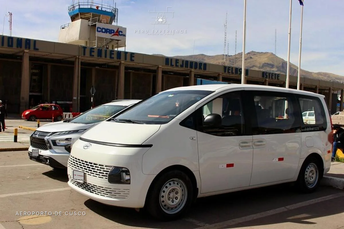 Van de transfer privativo estacionada em frente ao Aeroporto Internacional Alejandro Velasco Astete, em Cusco