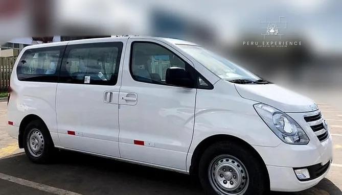Van branca de passageiros, exemplo da categoria van usada no transfer privativo em Cusco