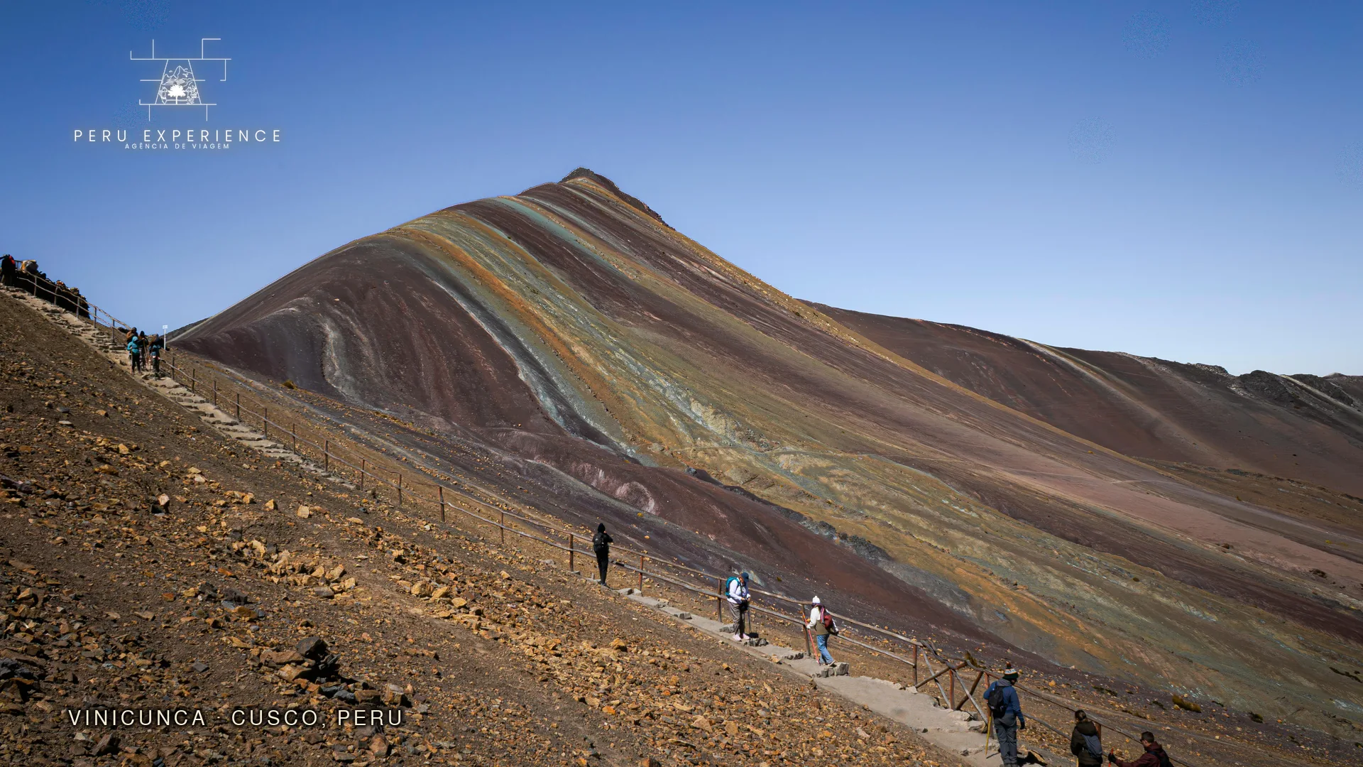 Trekking de subida ao mirante da Vinicunca pelos Andes peruanos — caminhada de 6km até a Montanha de 7 Cores